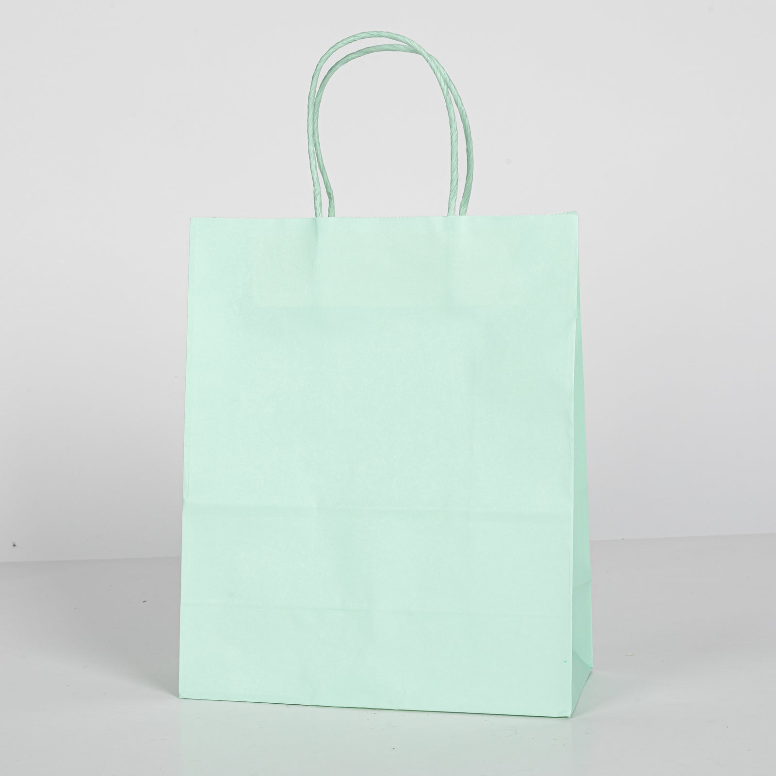 12x Papieren tas gedraaid handvat - 22cm x 27cm x 11cm Licht Groen