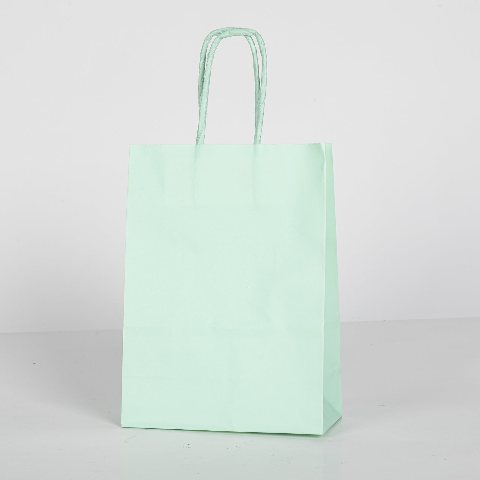 12x Papieren tas gedraaid handvat - 16cm x 22cm x 8cm - Licht Groen