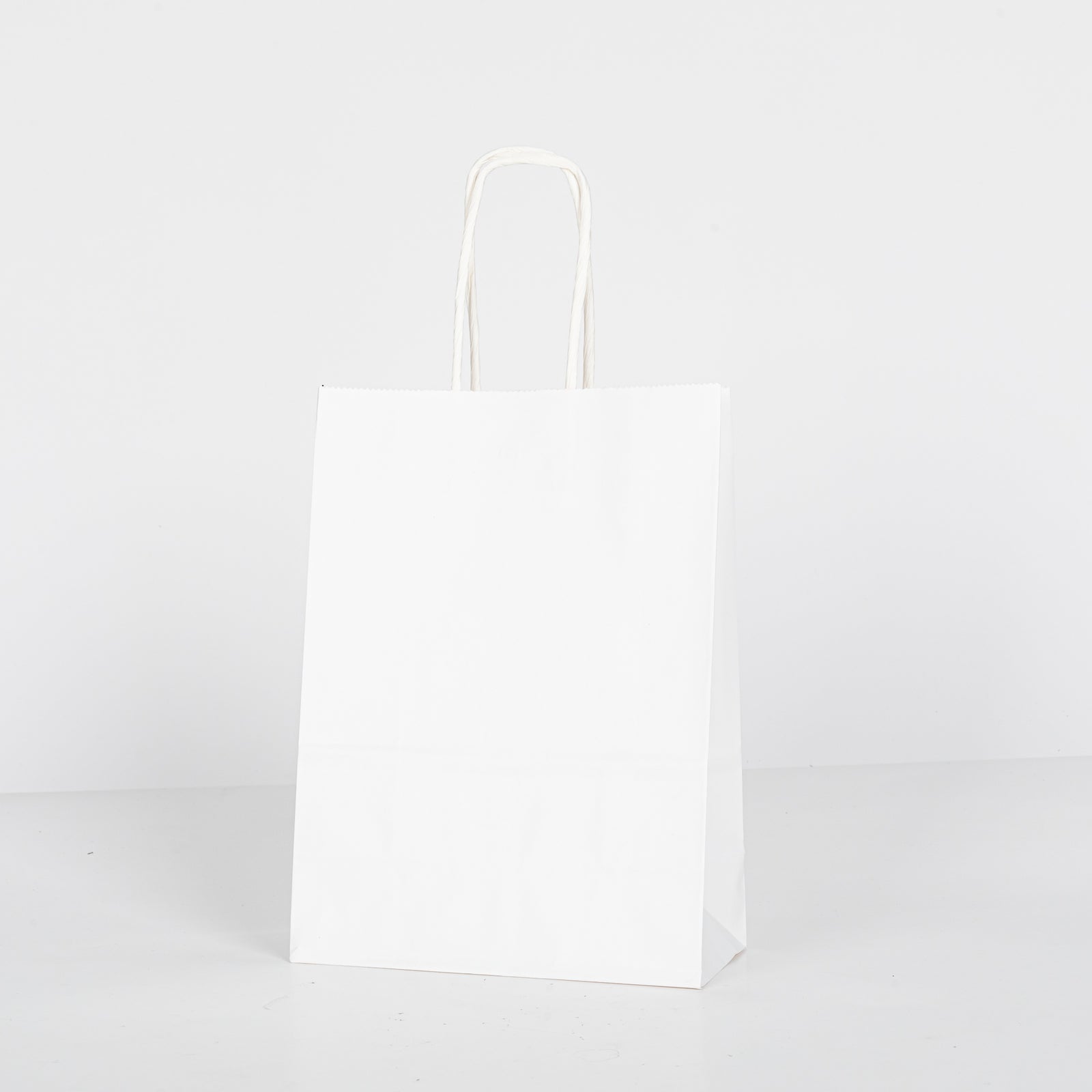 12x Papieren tas gedraaid handvat - 16cm x 22cm x 8cm Wit