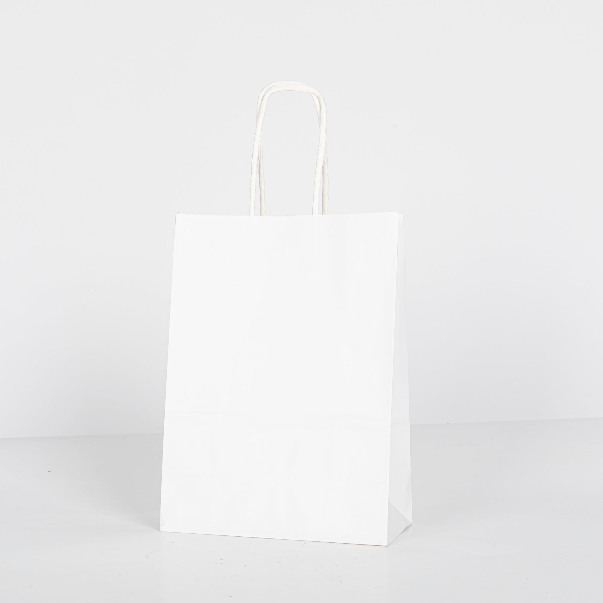 12x Papieren tas gedraaid handvat - 16cm x 22cm x 8cm Wit
