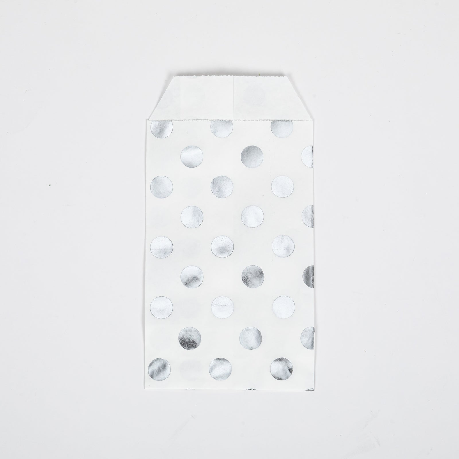 50 stuks Cadeau Papieren Zakjes gestipt kleur Zilver 16cm x 24cm