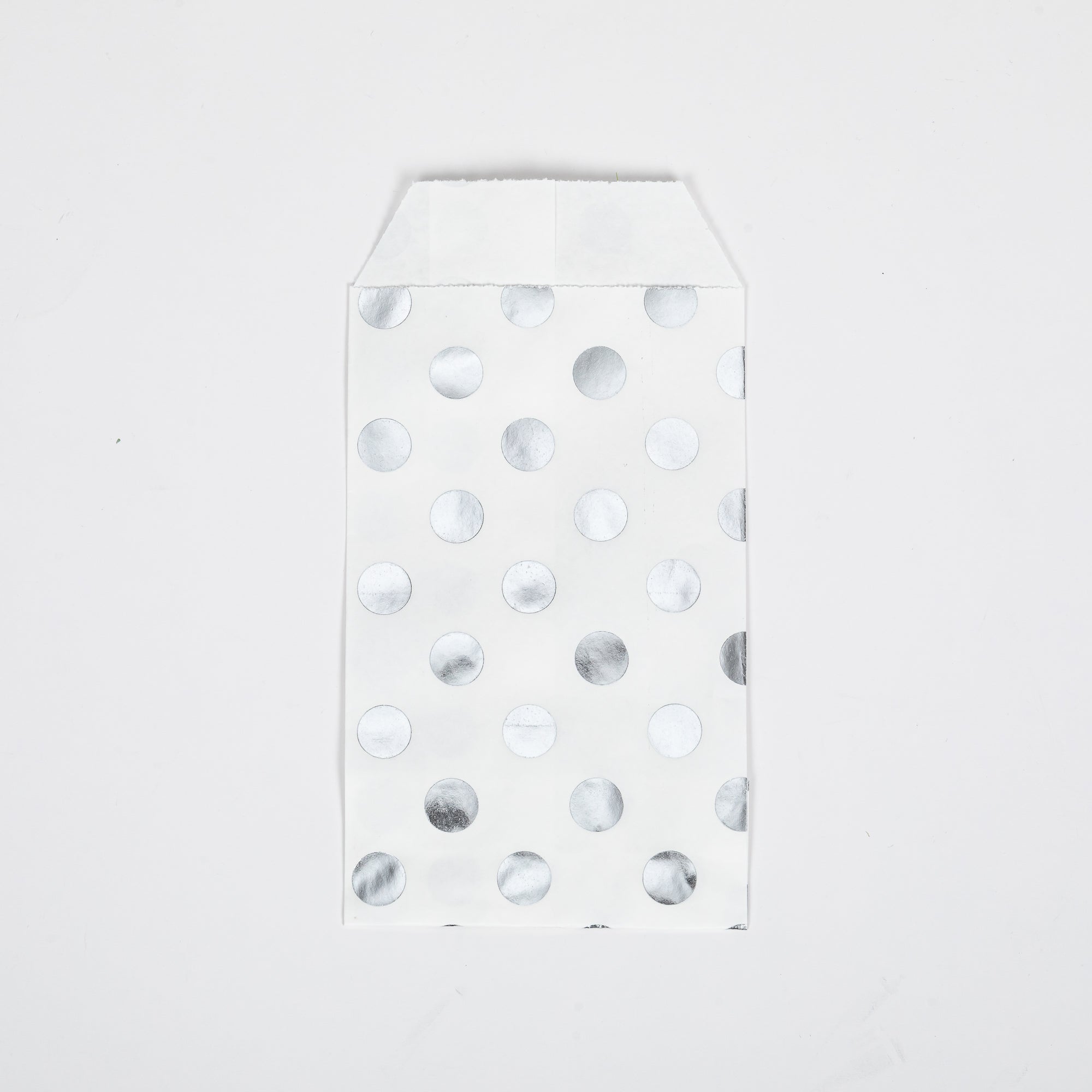 50 stuks Cadeau Papieren Zakjes gestipt kleur Zilver 16cm x 24cm