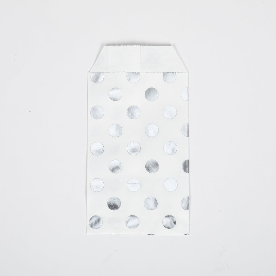 50 stuks Cadeau Papieren Zakjes gestipt kleur Zilver 16cm x 24cm